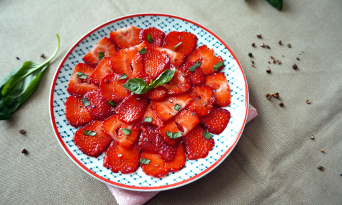 recette facile Carpaccio fraises basilic poivre pretty chef