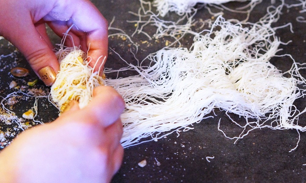 Roulez les cheveux d'ange sur eux mêmes pour confectionner un kadaïf