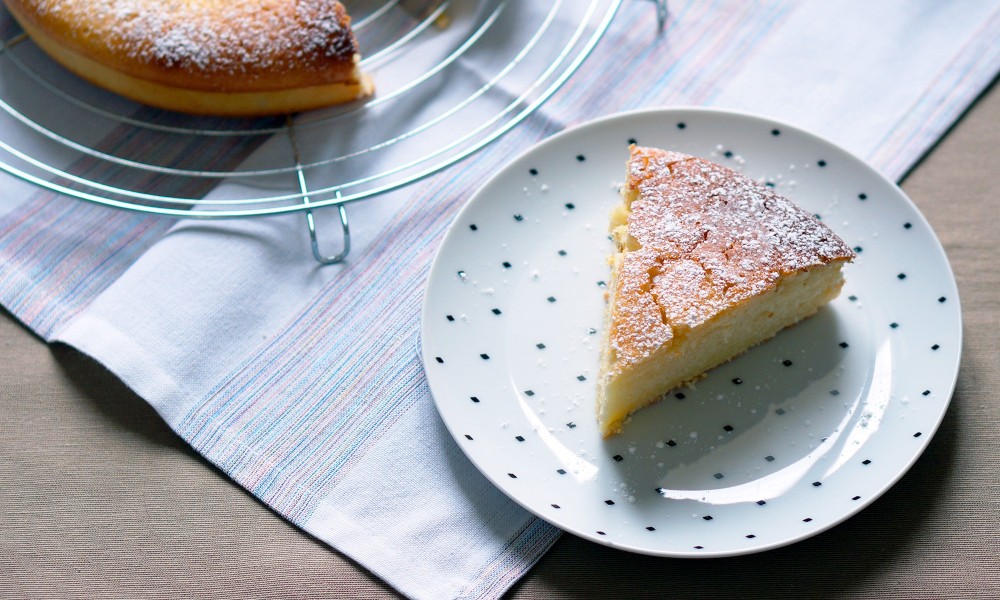 Une part de gâteau au citron découpée