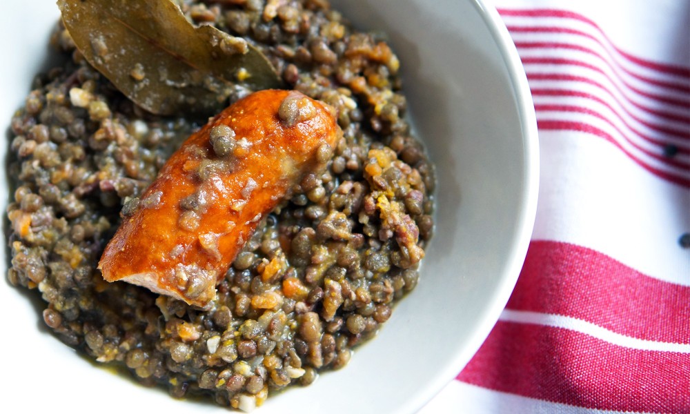 Un plat délicieux à base de lentilles et de saucisses de Morteau