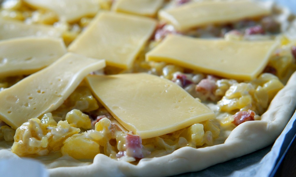 Fromage à raclette sur la garniture de pizza tartiflette