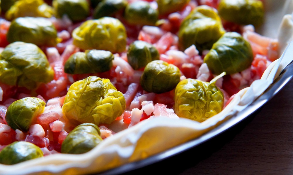 Mettez les lardons puis les choux de Bruxelles sur le fond de tarte