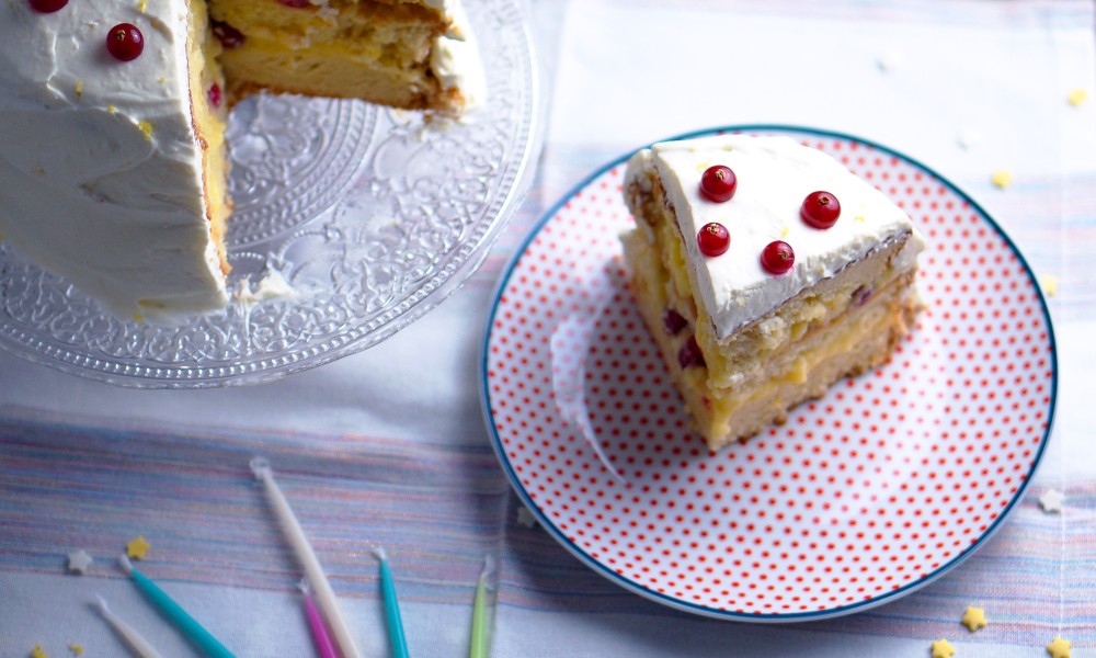 Une part de gâteau d'anniversaire façon tarte au citron