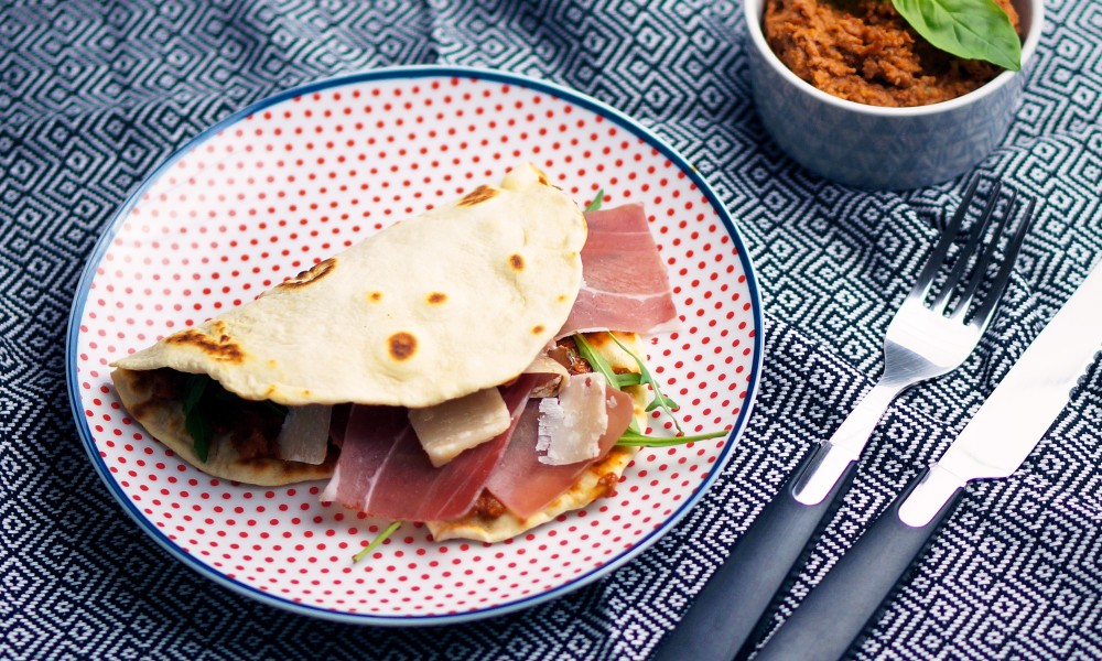 La piadine speck et pesto rosso une fois garnie