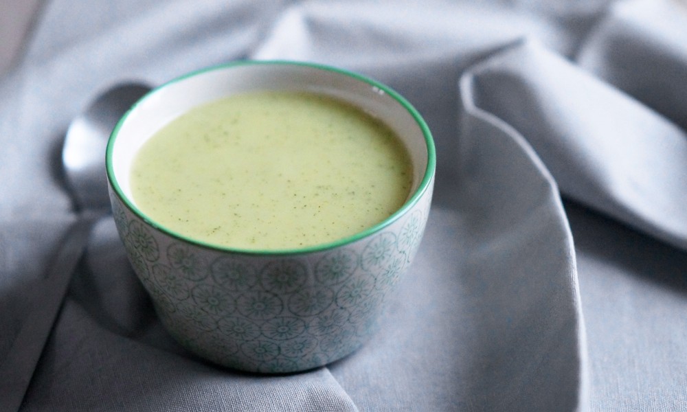 Le velouté de courgette est prêt, parfait pour un repas d'hiver