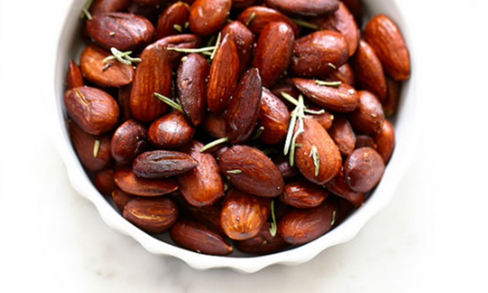 Amandes grillées romarin aperitif de Un déjeuner au soleil