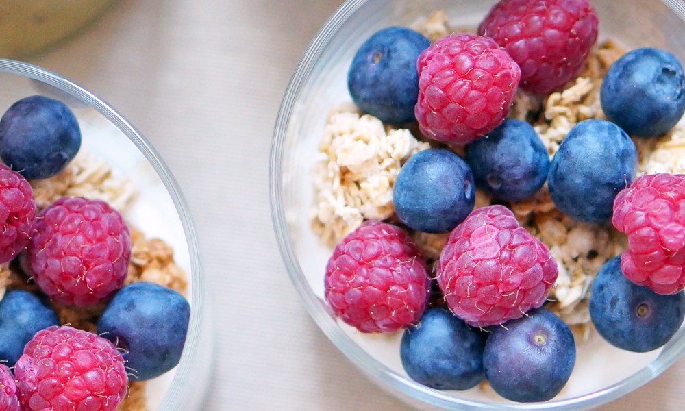 Brunch recette : Yaourt au muesli et fruits rouges par Pretty Chef