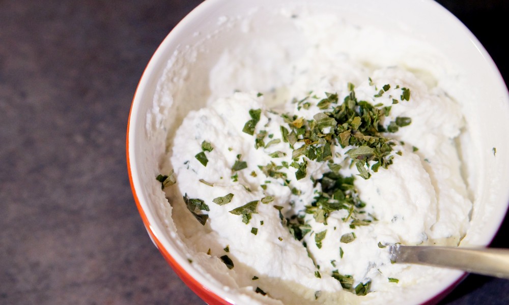 Préparation de la ricotta pour la recette