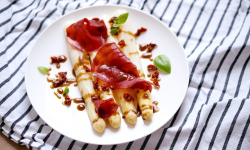 Recette d'asperges blanches, tomates confites, bresaola et basilic par Pretty Chef