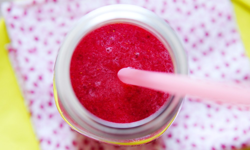 Smoothie maison au melon, fraises et cerises