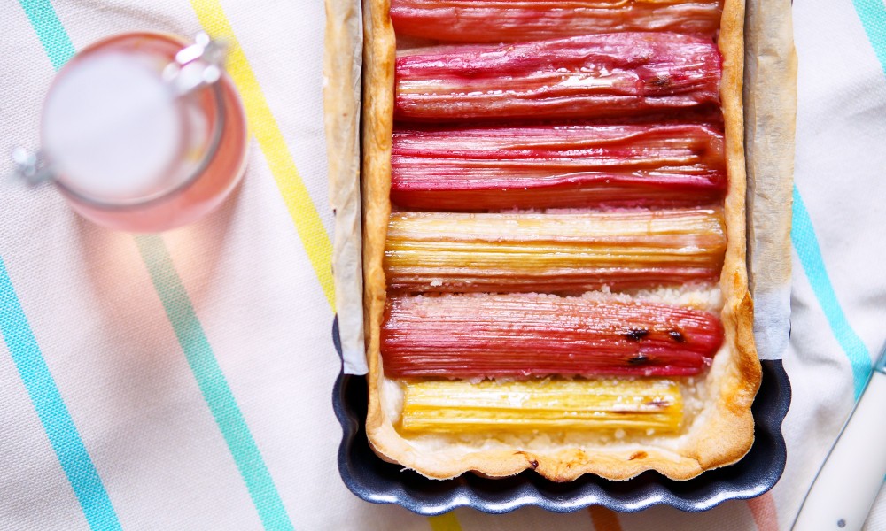 Tarte à la rhubarbe dans un moule à tarte long