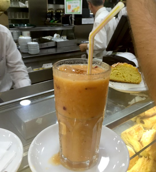 On peut boire de délicieux jus de fruits frais à Casa Brasileira - Pretty Chef