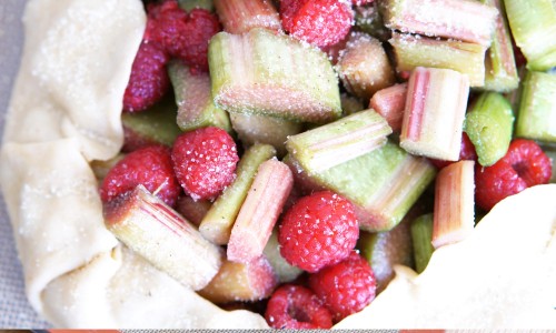 Tarte rustique rhubarbe framboises